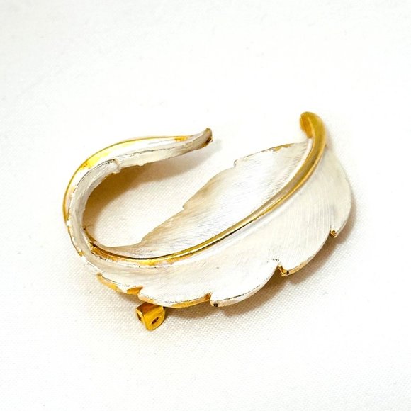 Vintage Silvery-White Brushed Enamel Leaf/Feather Brooch Signed JJ - Picture 5 of 8